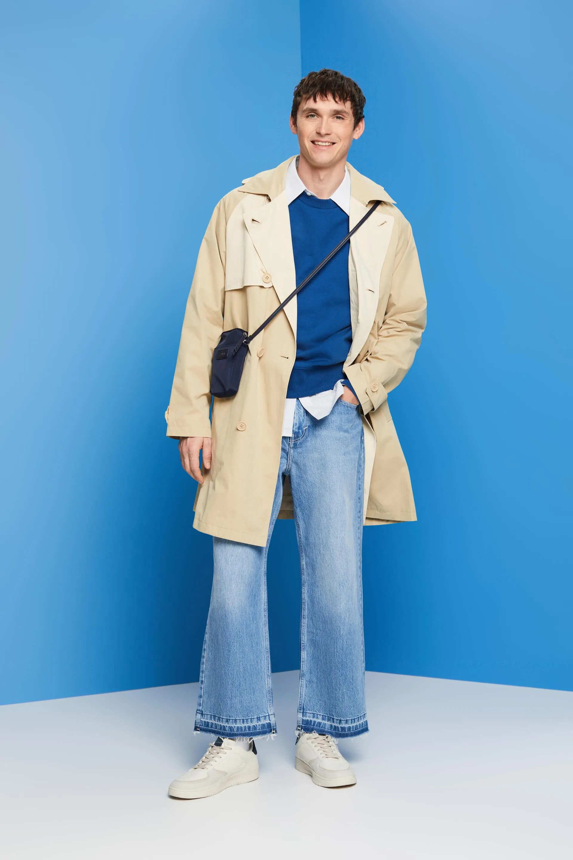 Gabardina corta con capucha