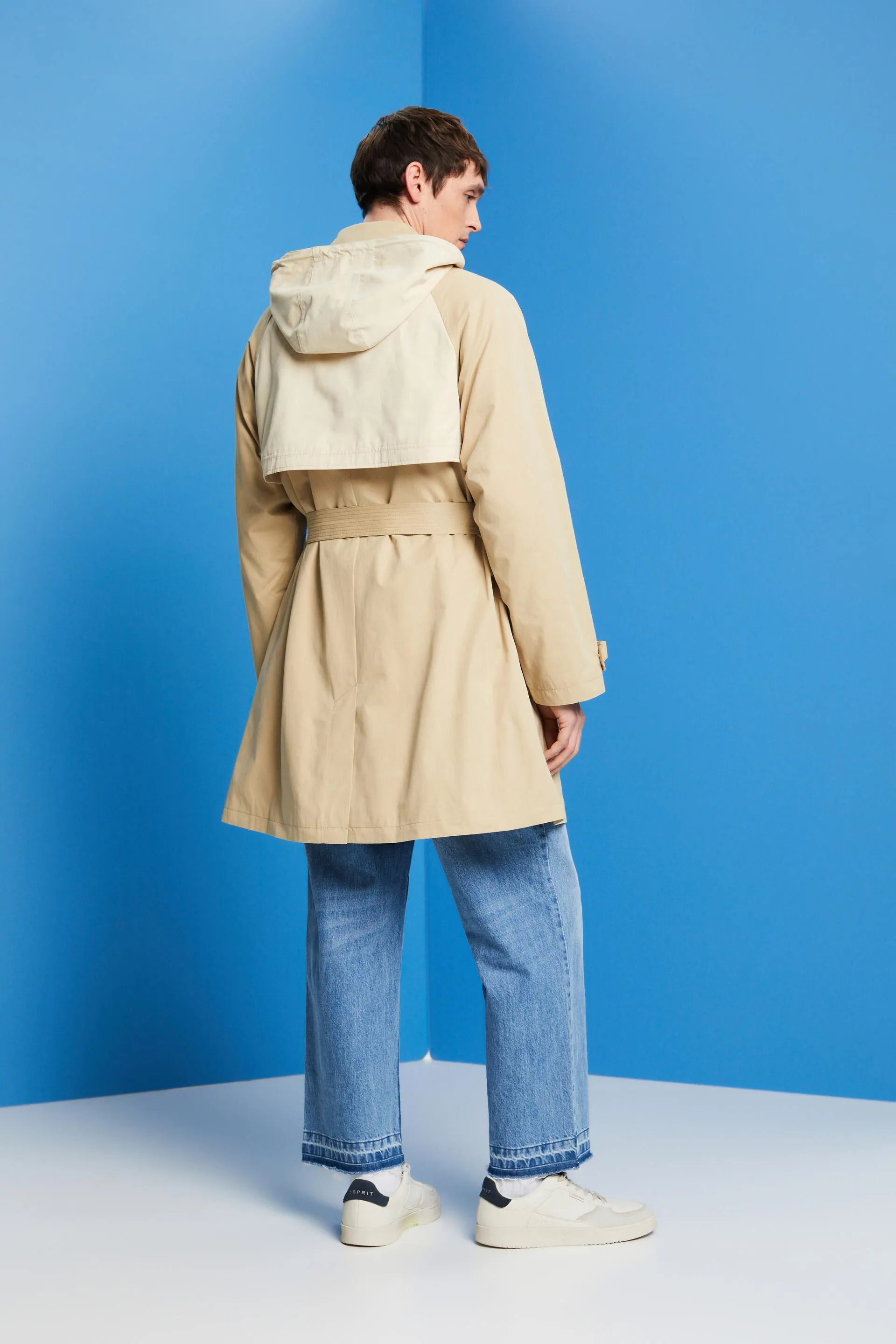 Gabardina corta con capucha