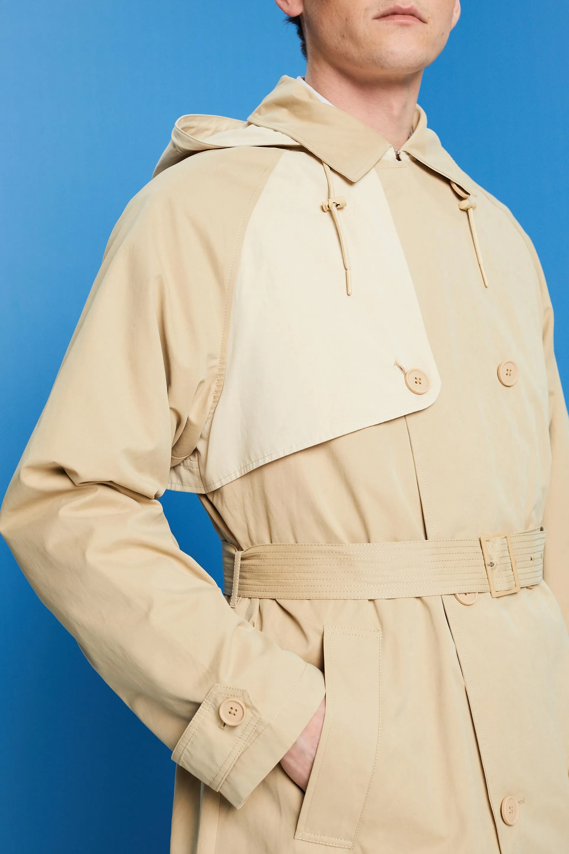 Gabardina corta con capucha