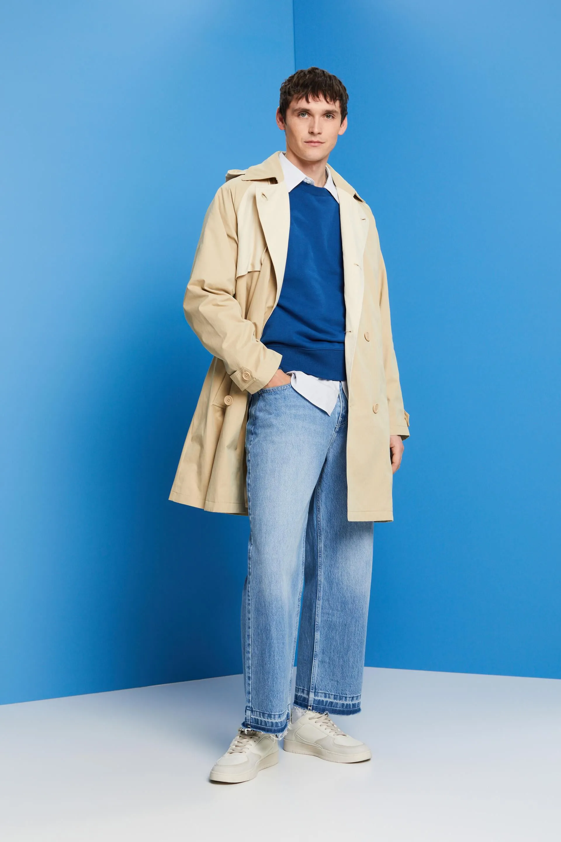 Gabardina corta con capucha