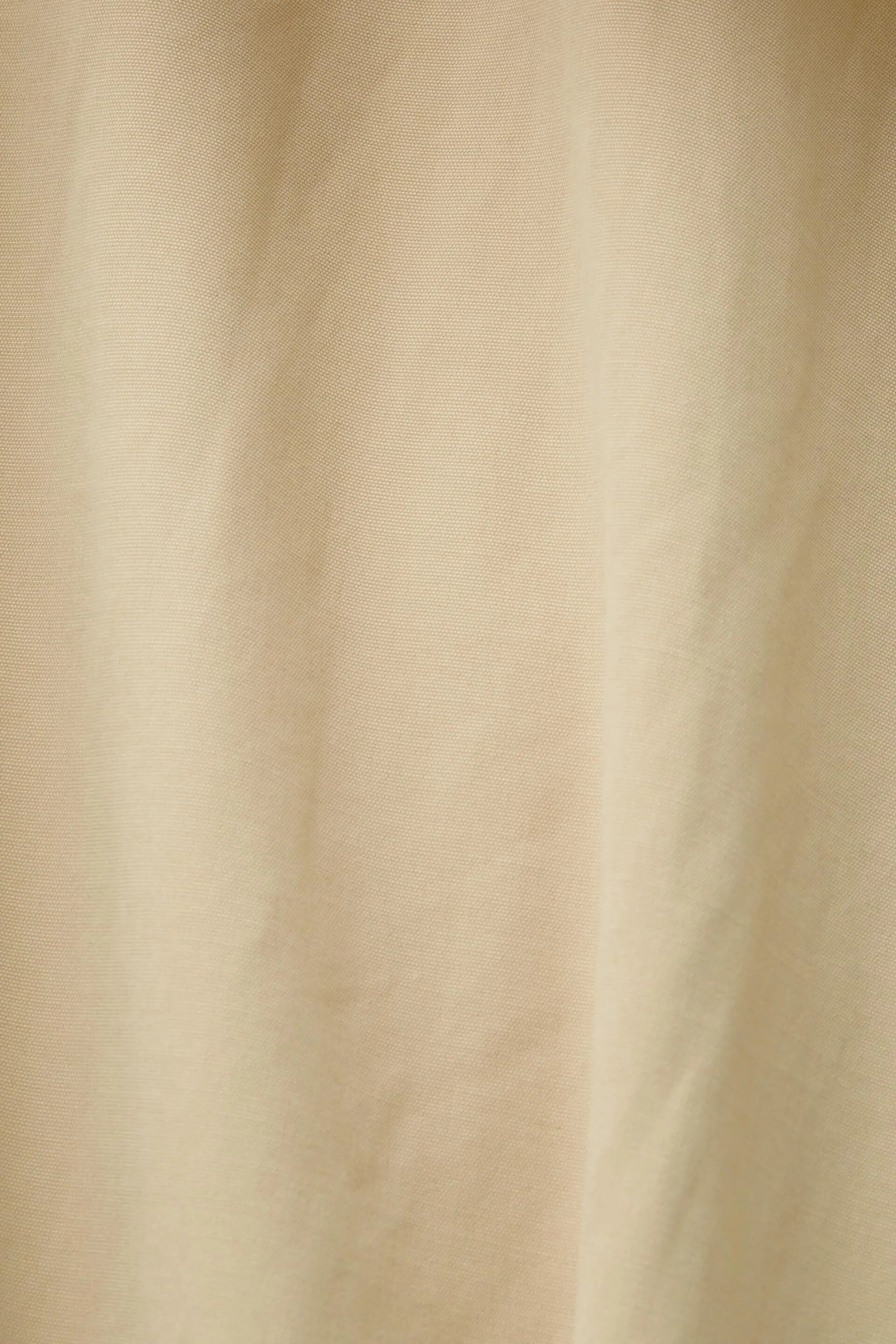 Gabardina corta con capucha