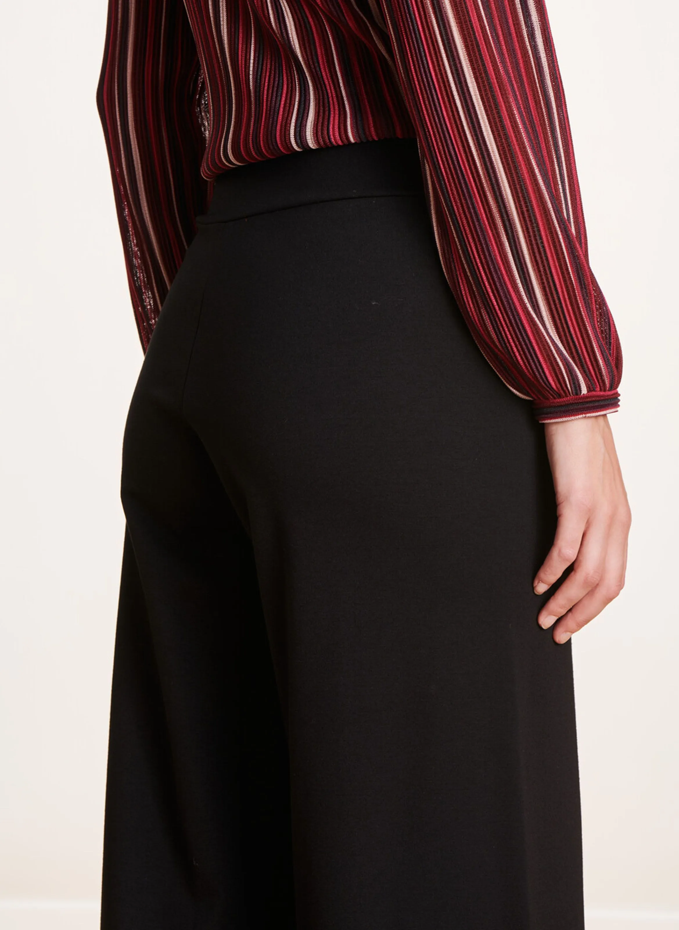 LA FEE MARABOUTEE Pantalón ancho tobillero en negro
