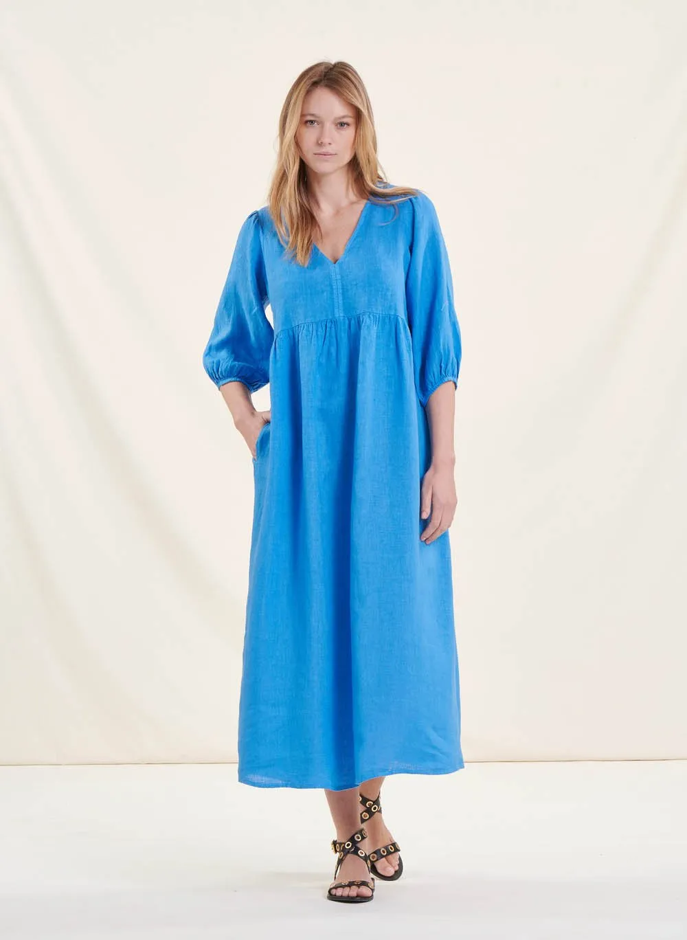 LA FEE MARABOUTEE Vestido largo y holgado de lino con cuello de pico en azul