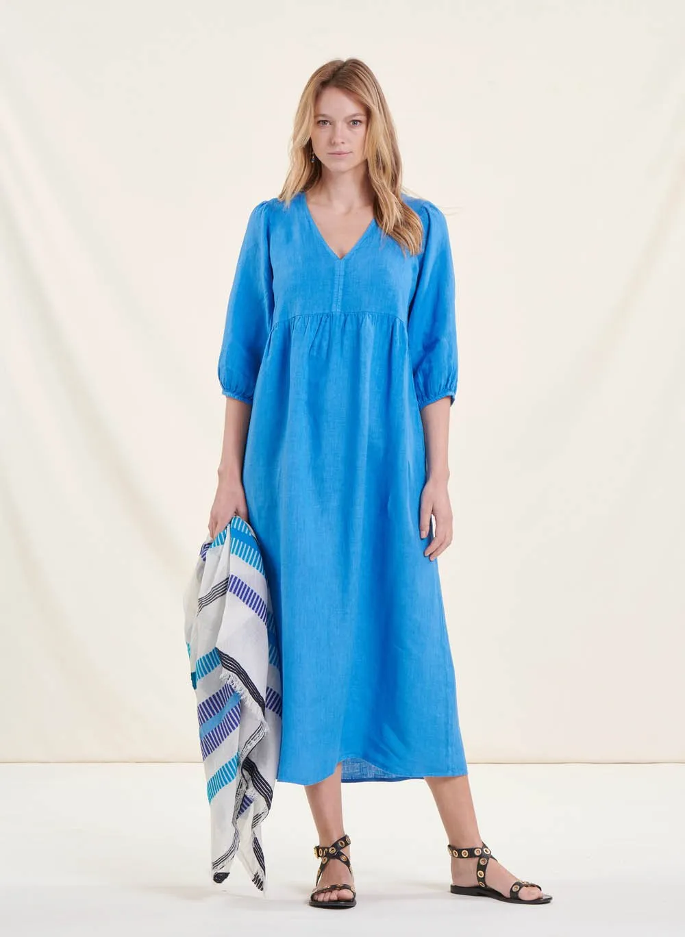 LA FEE MARABOUTEE Vestido largo y holgado de lino con cuello de pico en azul