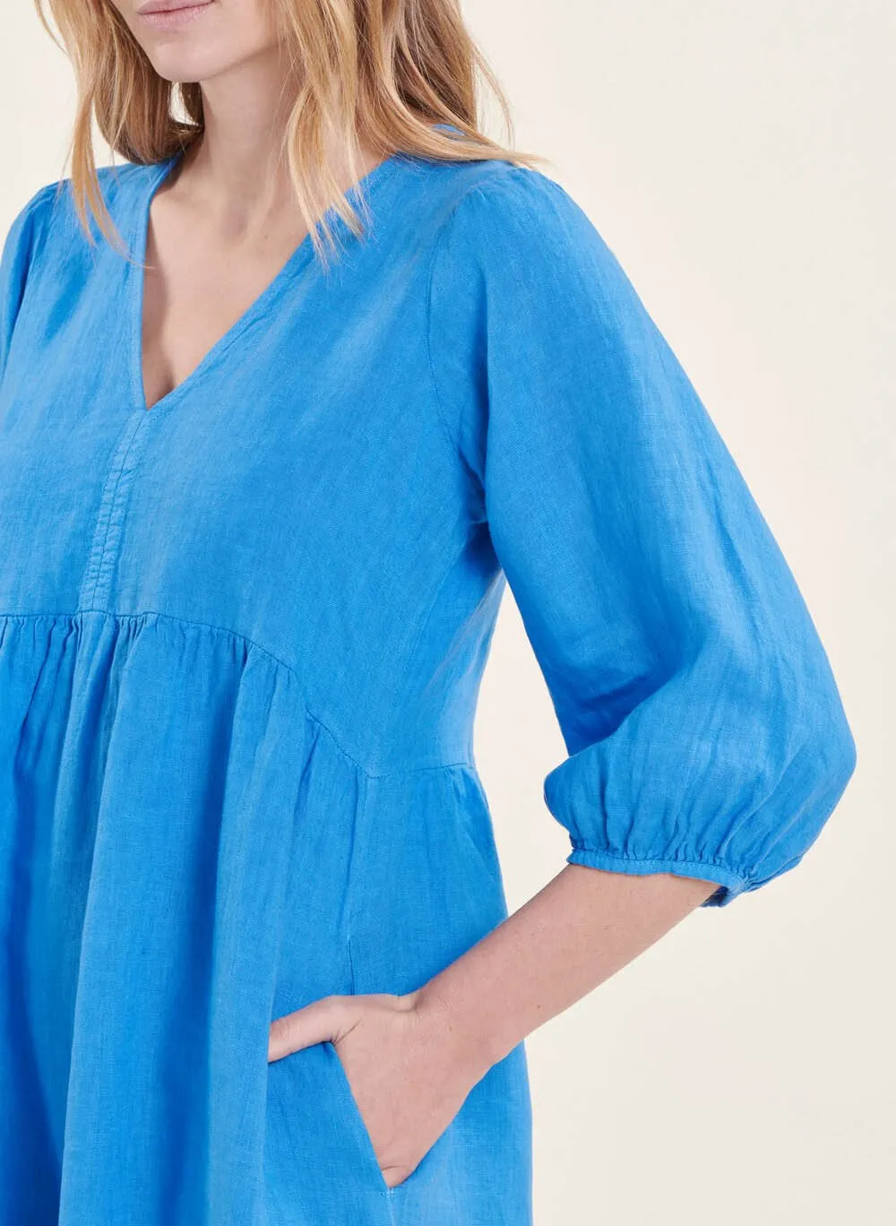 LA FEE MARABOUTEE Vestido largo y holgado de lino con cuello de pico en azul