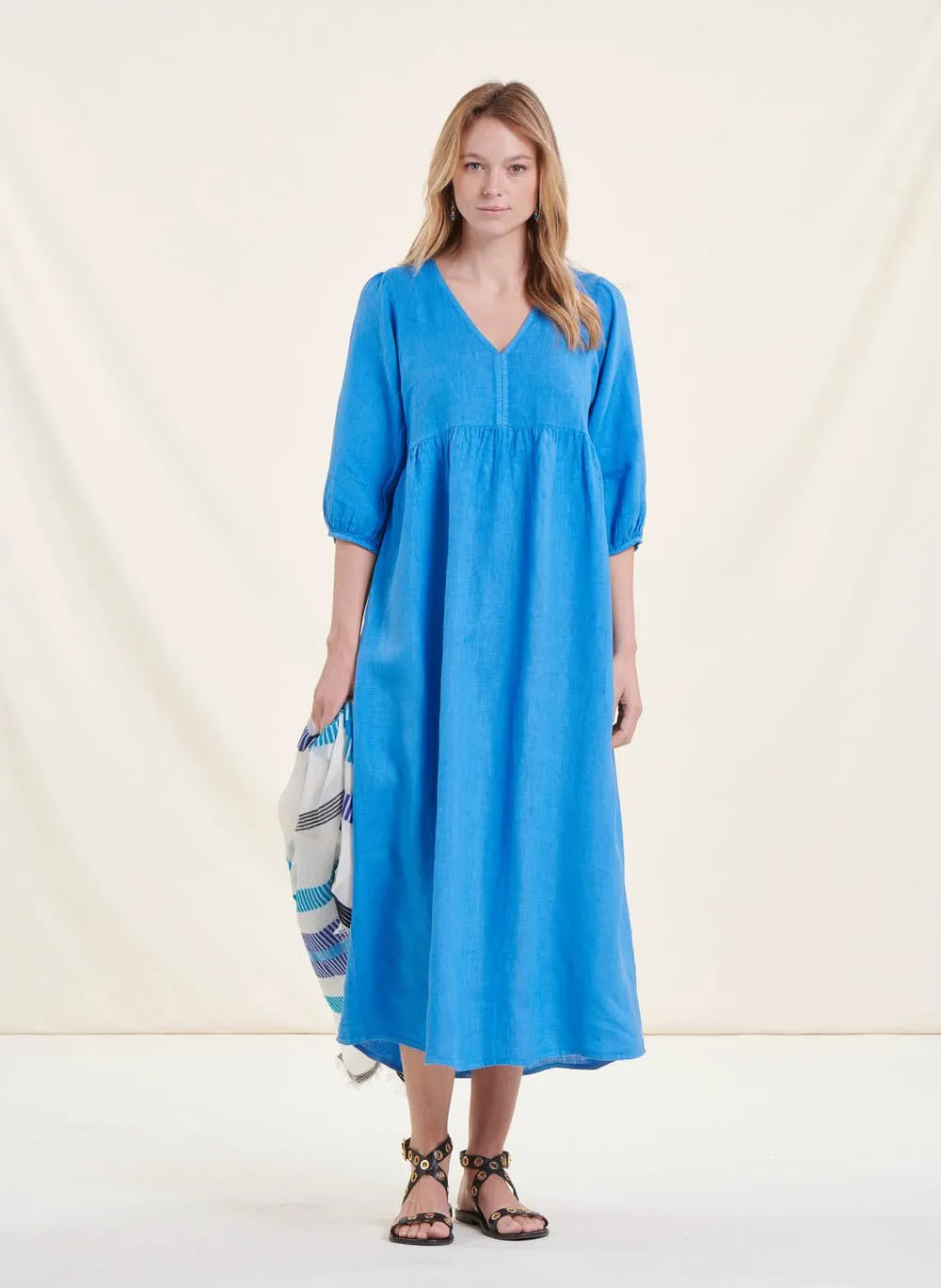 LA FEE MARABOUTEE Vestido largo y holgado de lino con cuello de pico en azul
