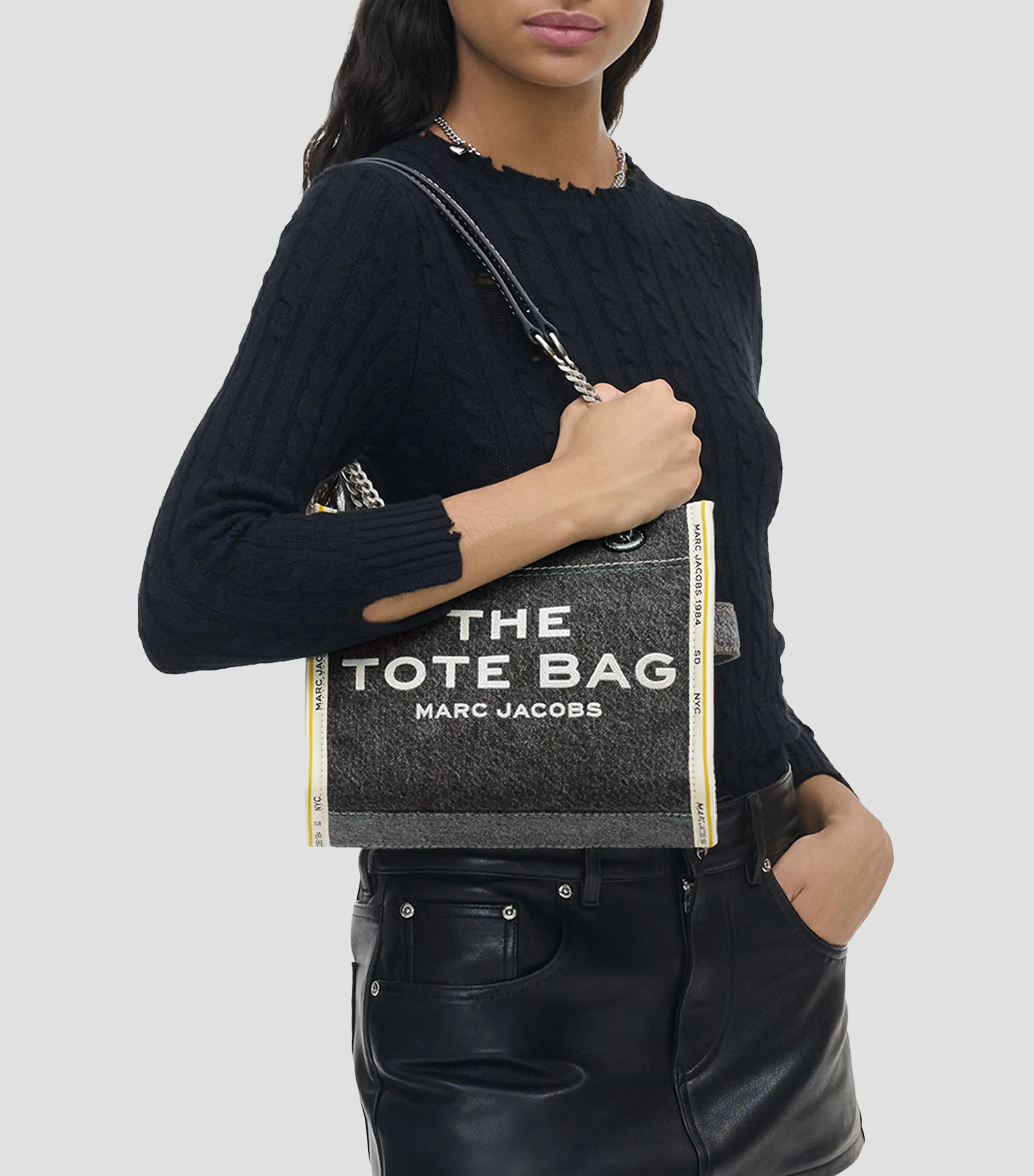 Marc Jacobs Bolso Tote "The Denim Chain Small Tote Bag" Black Mujer