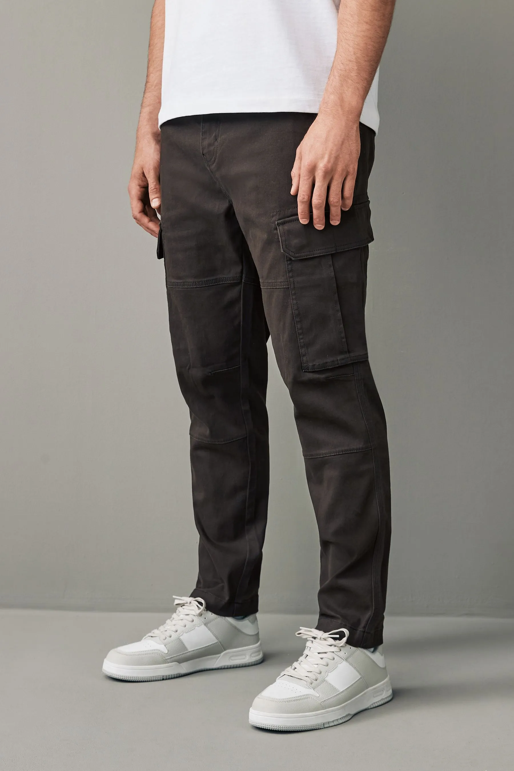 MARRóN  CORTE SLIM  PANTALONES CARGO EN TEJIDO ELáSTICO DE ALGODóN