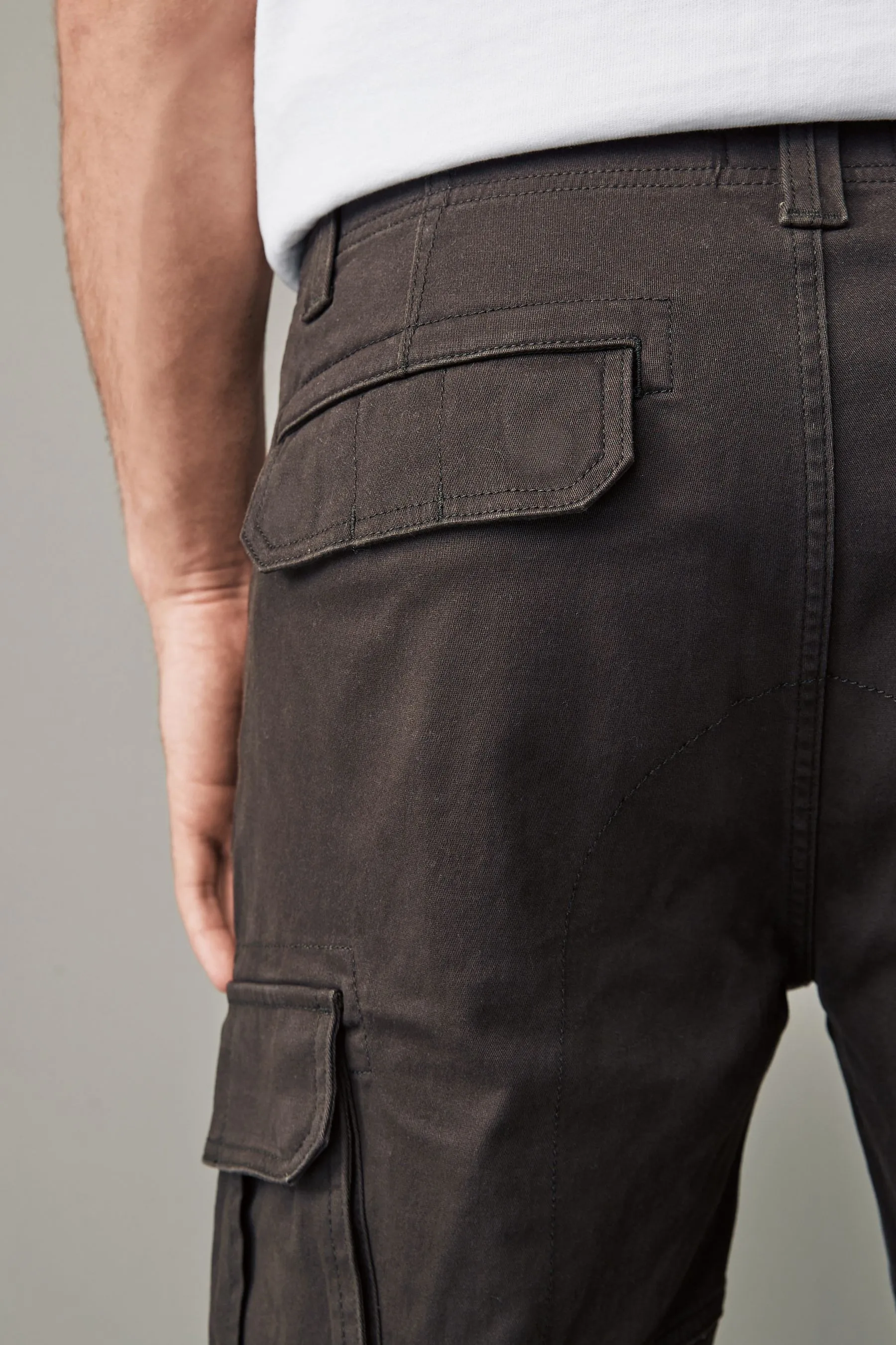 MARRóN  CORTE SLIM  PANTALONES CARGO EN TEJIDO ELáSTICO DE ALGODóN
