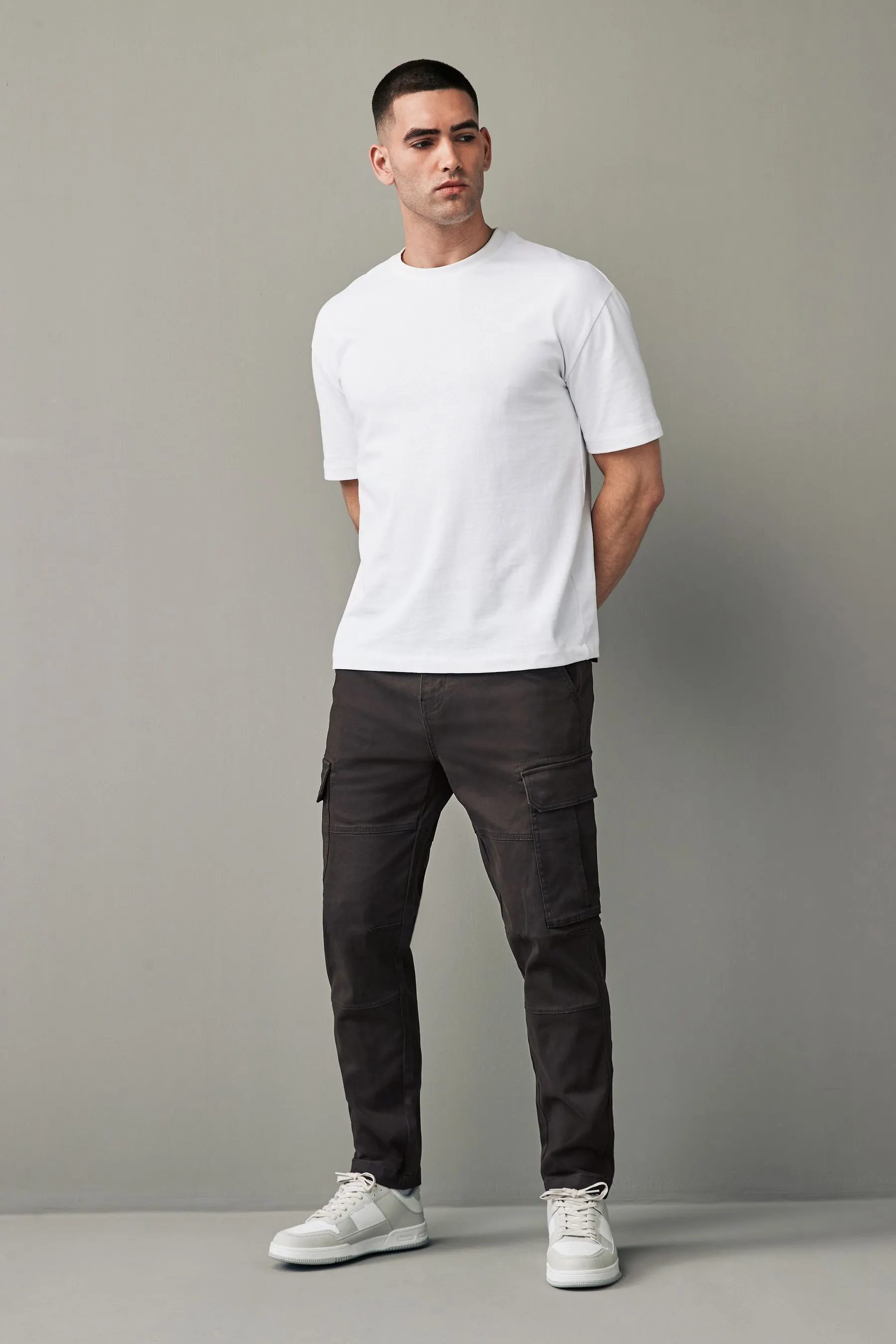 MARRóN  CORTE SLIM  PANTALONES CARGO EN TEJIDO ELáSTICO DE ALGODóN