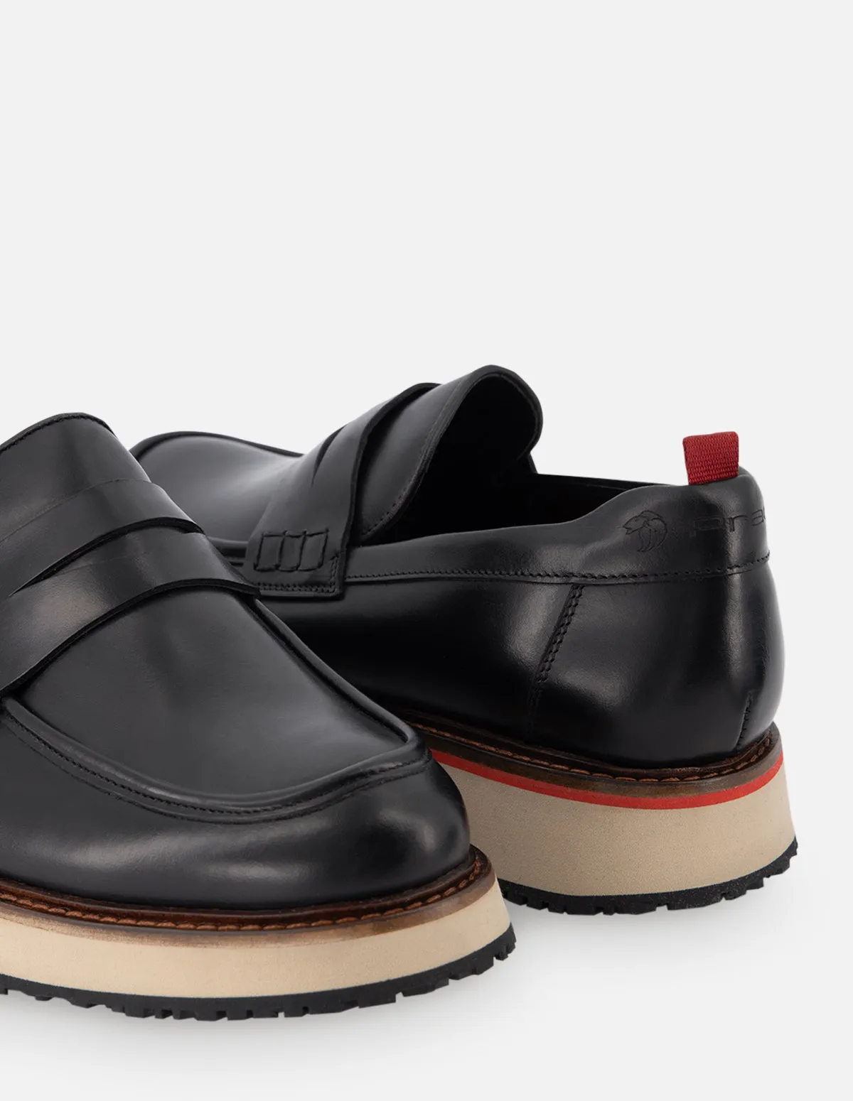 Mocasín en piel napa color negro con suela color arena para hombre