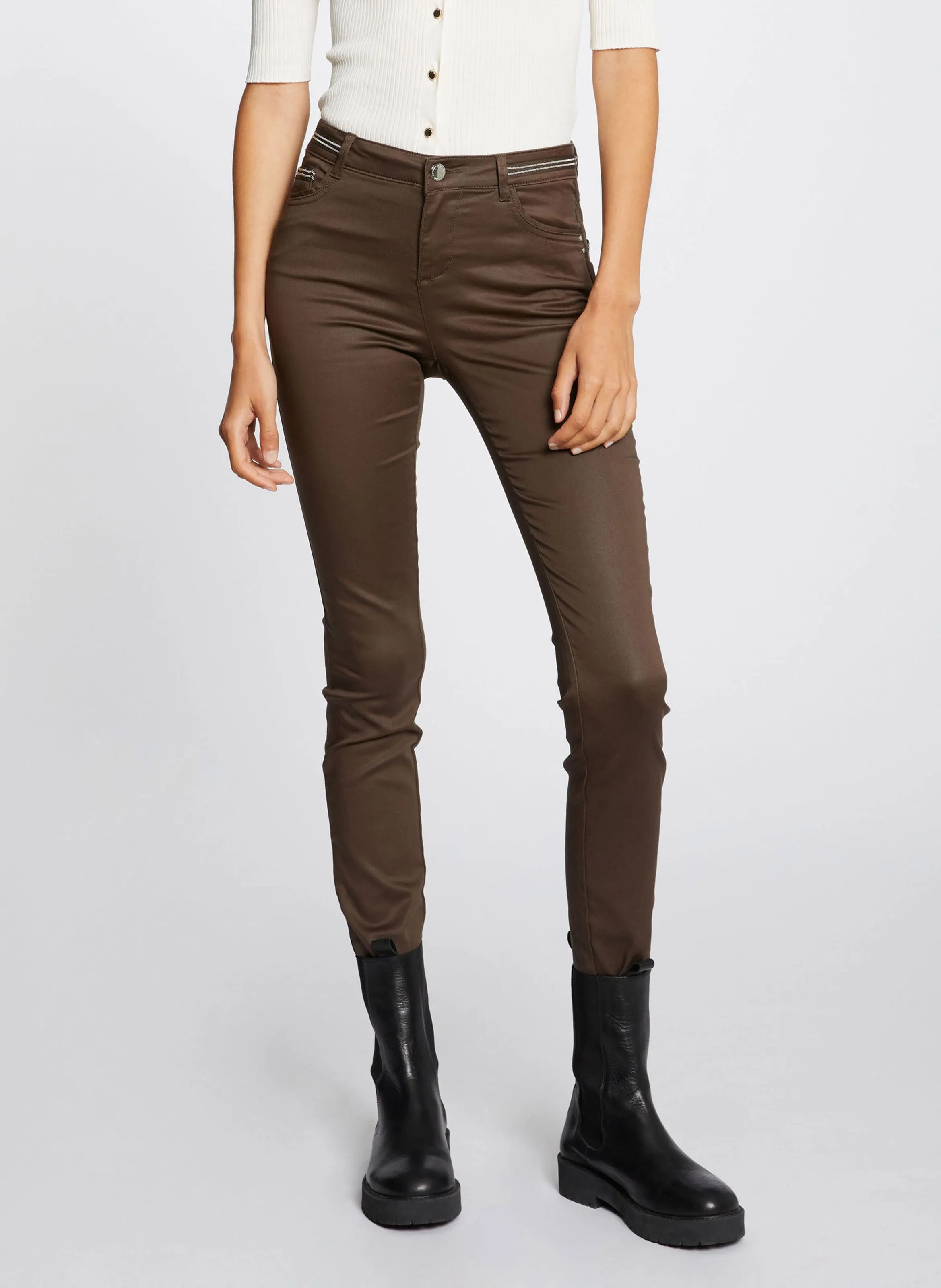 MORGAN PALONA  PANTALóN SLIM ENCERADO EN MARRON