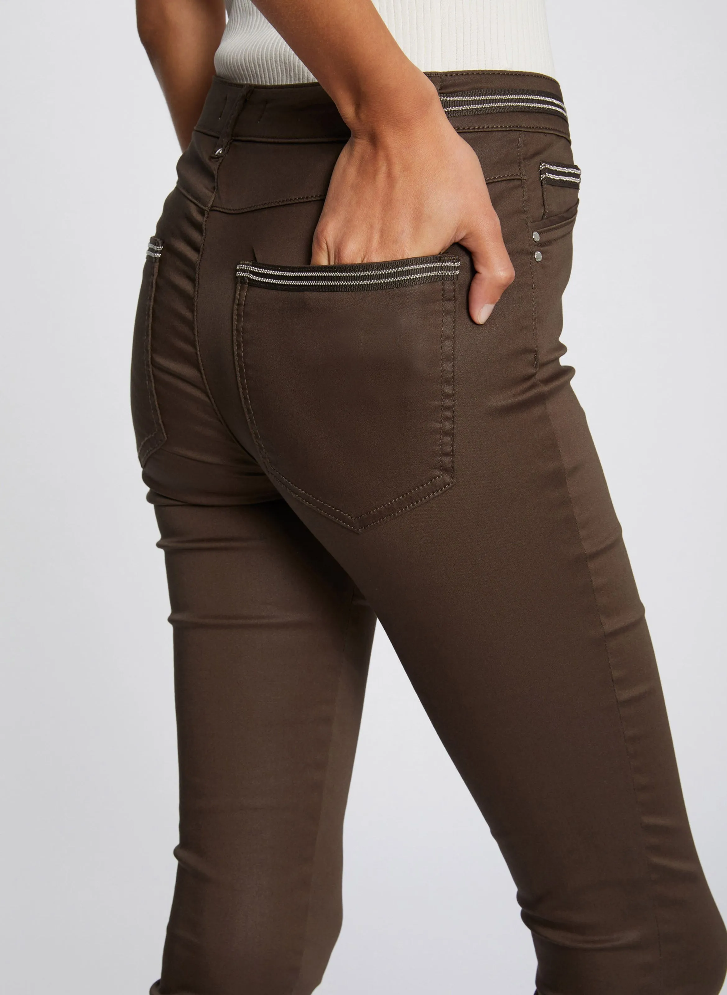 MORGAN PALONA  PANTALóN SLIM ENCERADO EN MARRON