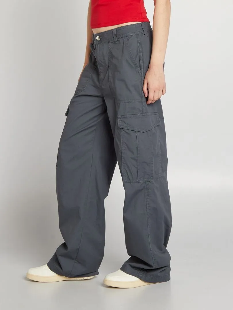 PANTALóN ANCHO CON BOLSILLOS CON SOLAPA  GRIS