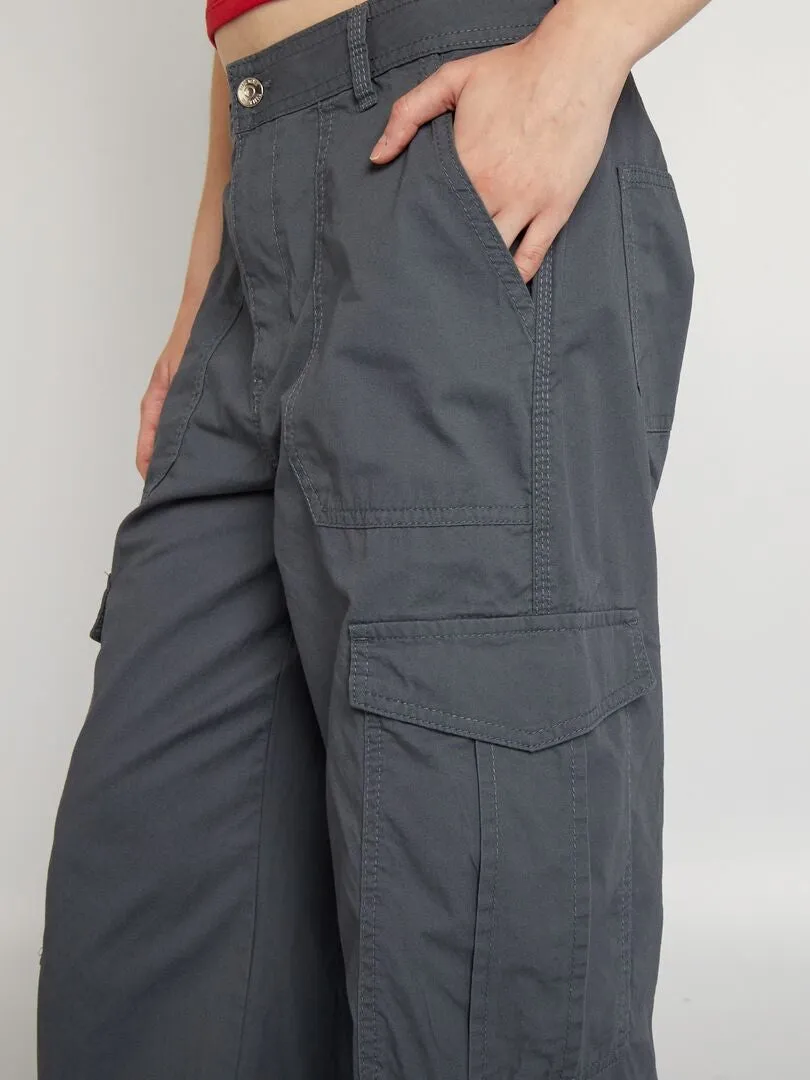 PANTALóN ANCHO CON BOLSILLOS CON SOLAPA  GRIS