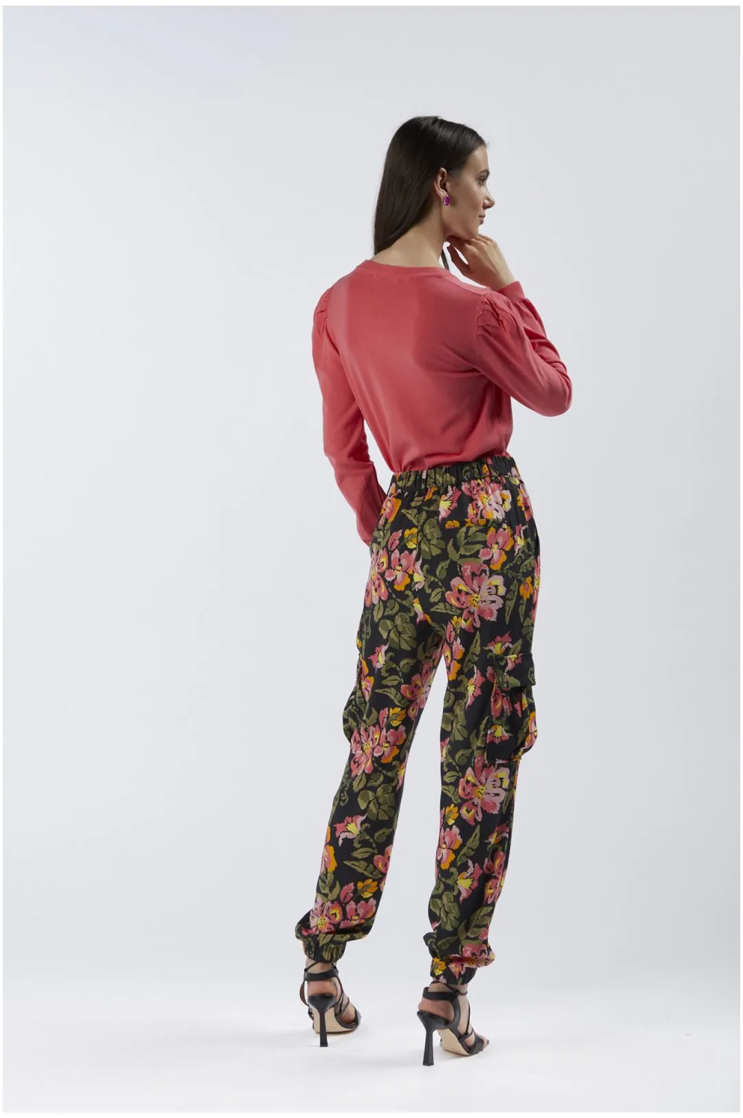 pantalón cargo de tela estampada jungle flower