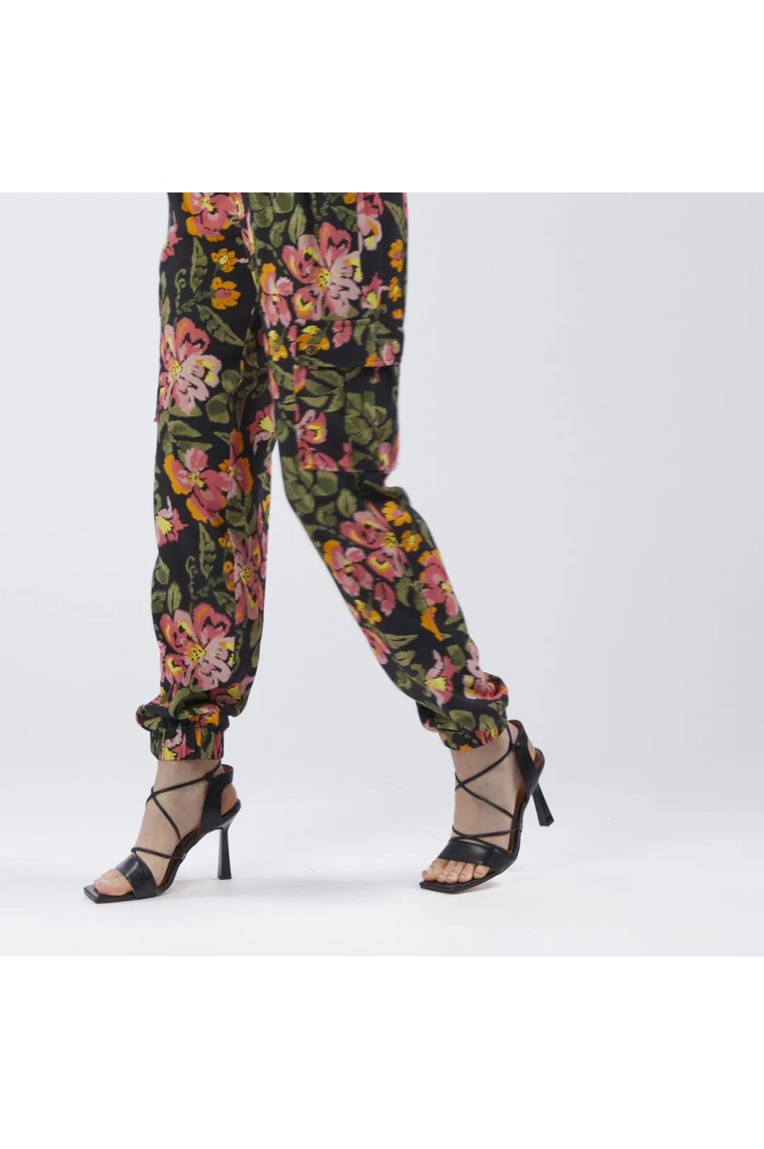 pantalón cargo de tela estampada jungle flower
