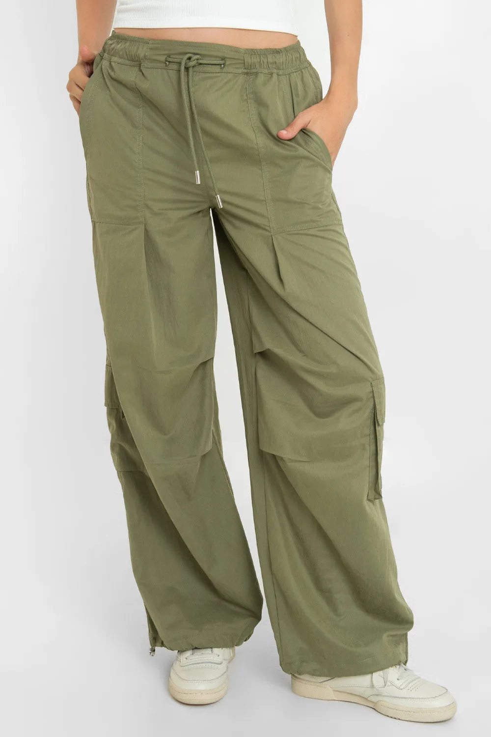 Pantalón cargo parachute cintura media