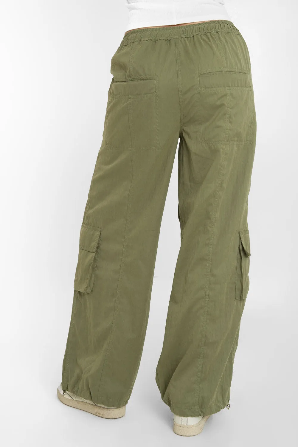 Pantalón cargo parachute cintura media