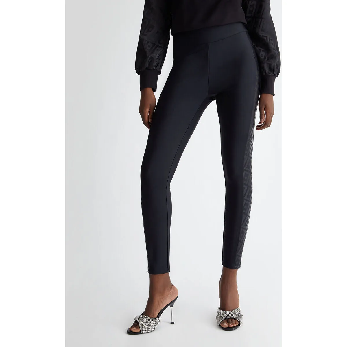 Pantalón con logotipo