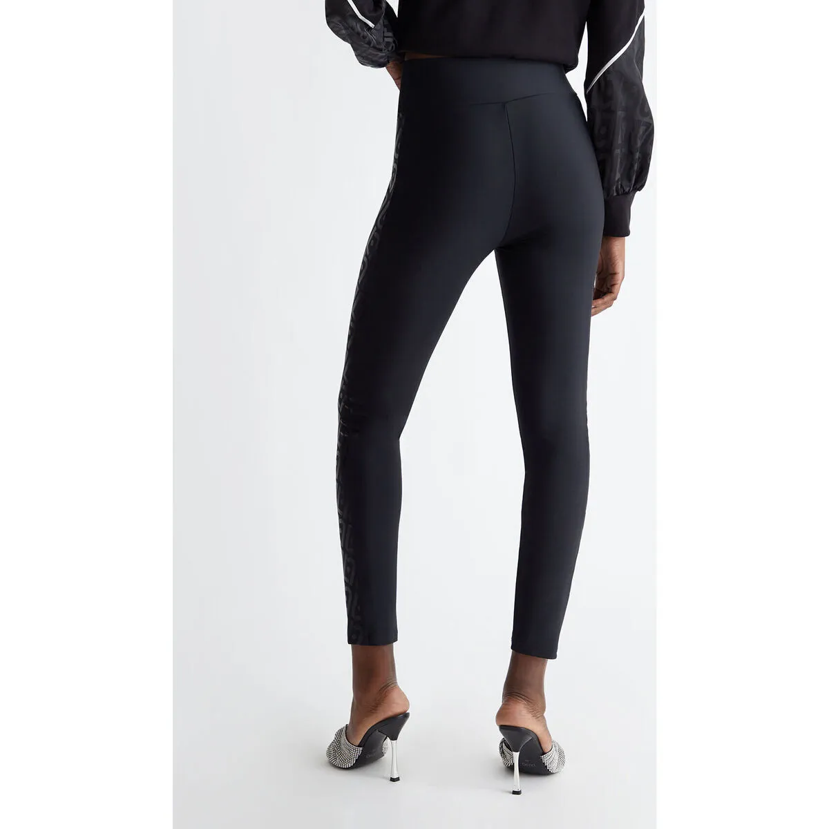 Pantalón con logotipo