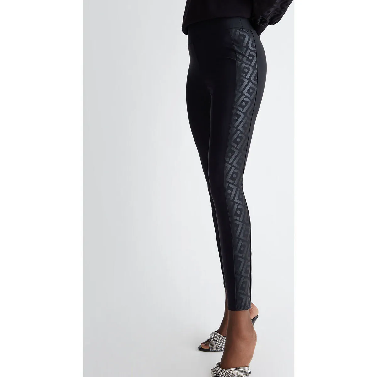 Pantalón con logotipo