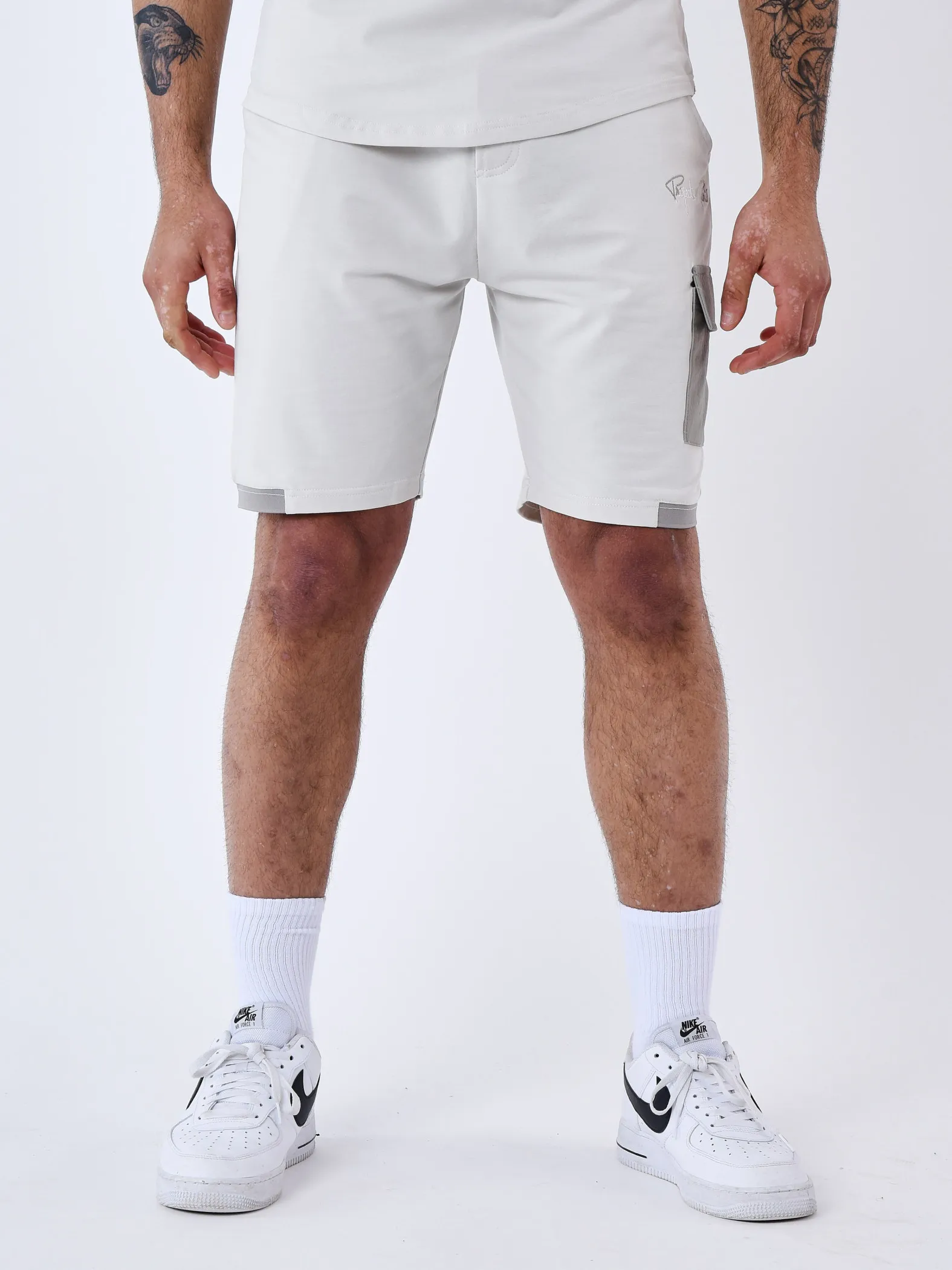 Pantalón corto con banda con logotipo en contraste