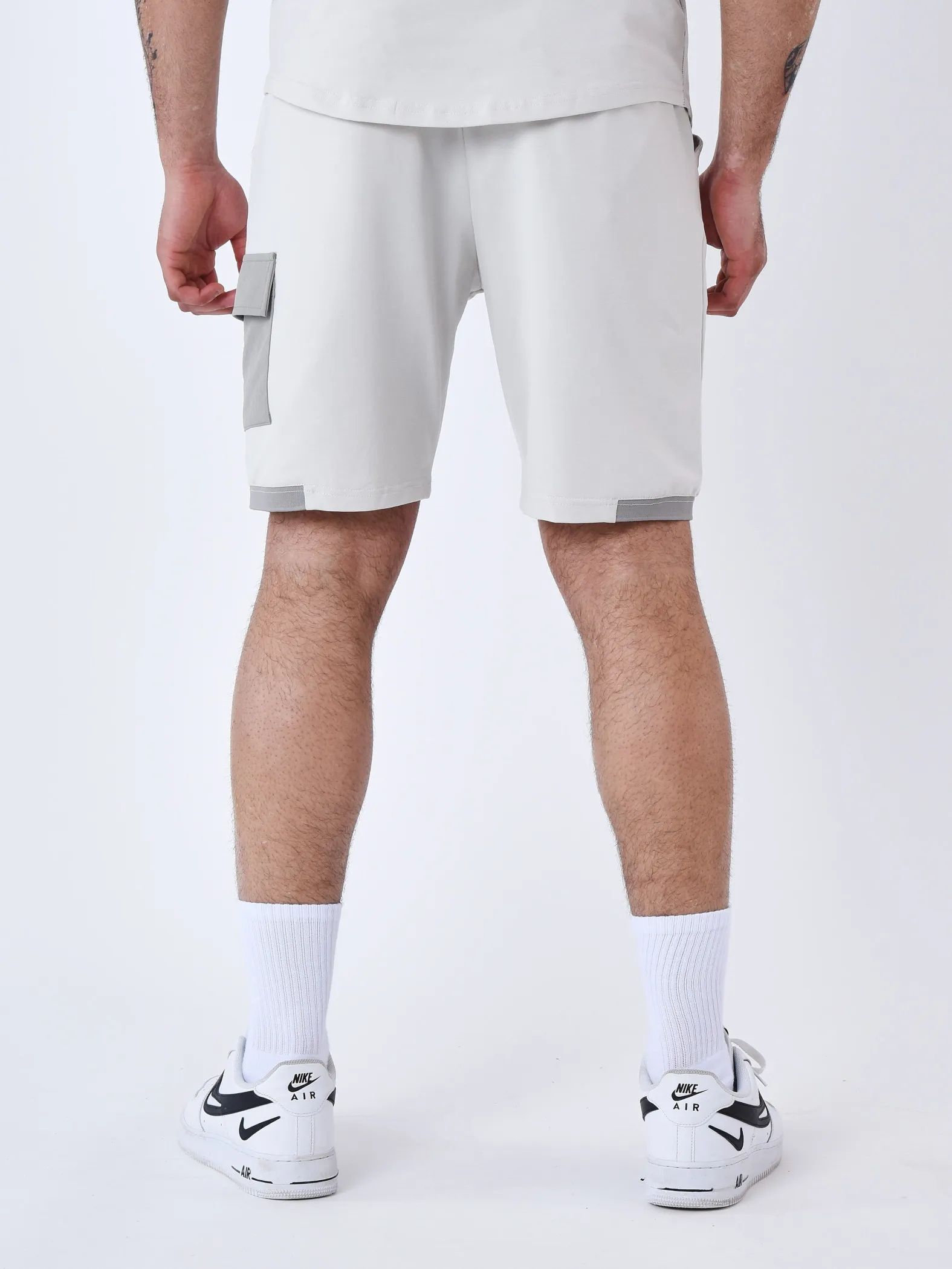 Pantalón corto con banda con logotipo en contraste