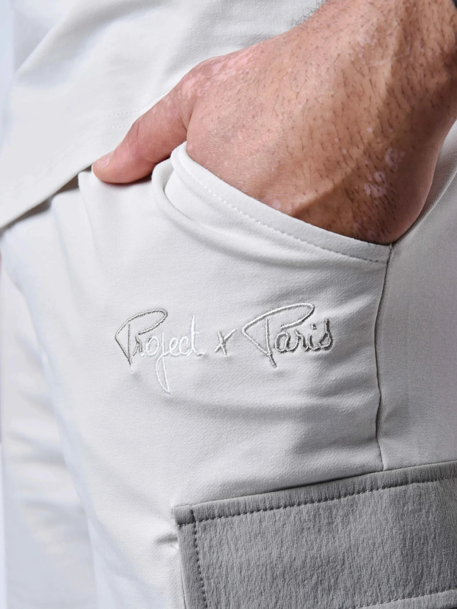 Pantalón corto con banda con logotipo en contraste