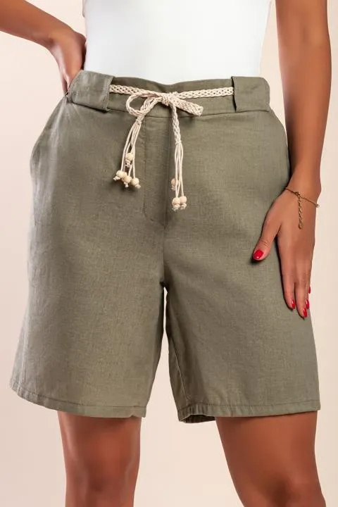 Pantalón corto con cinturón, oliva