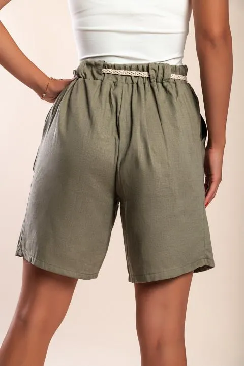 Pantalón corto con cinturón, oliva