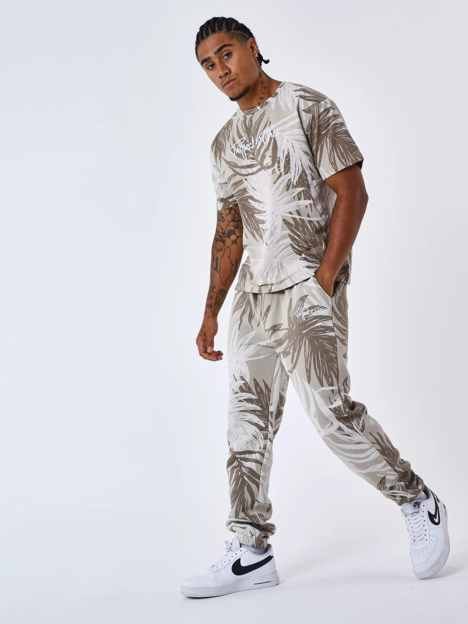 Pantalón de chándal con estampado integral de hojas de palmera