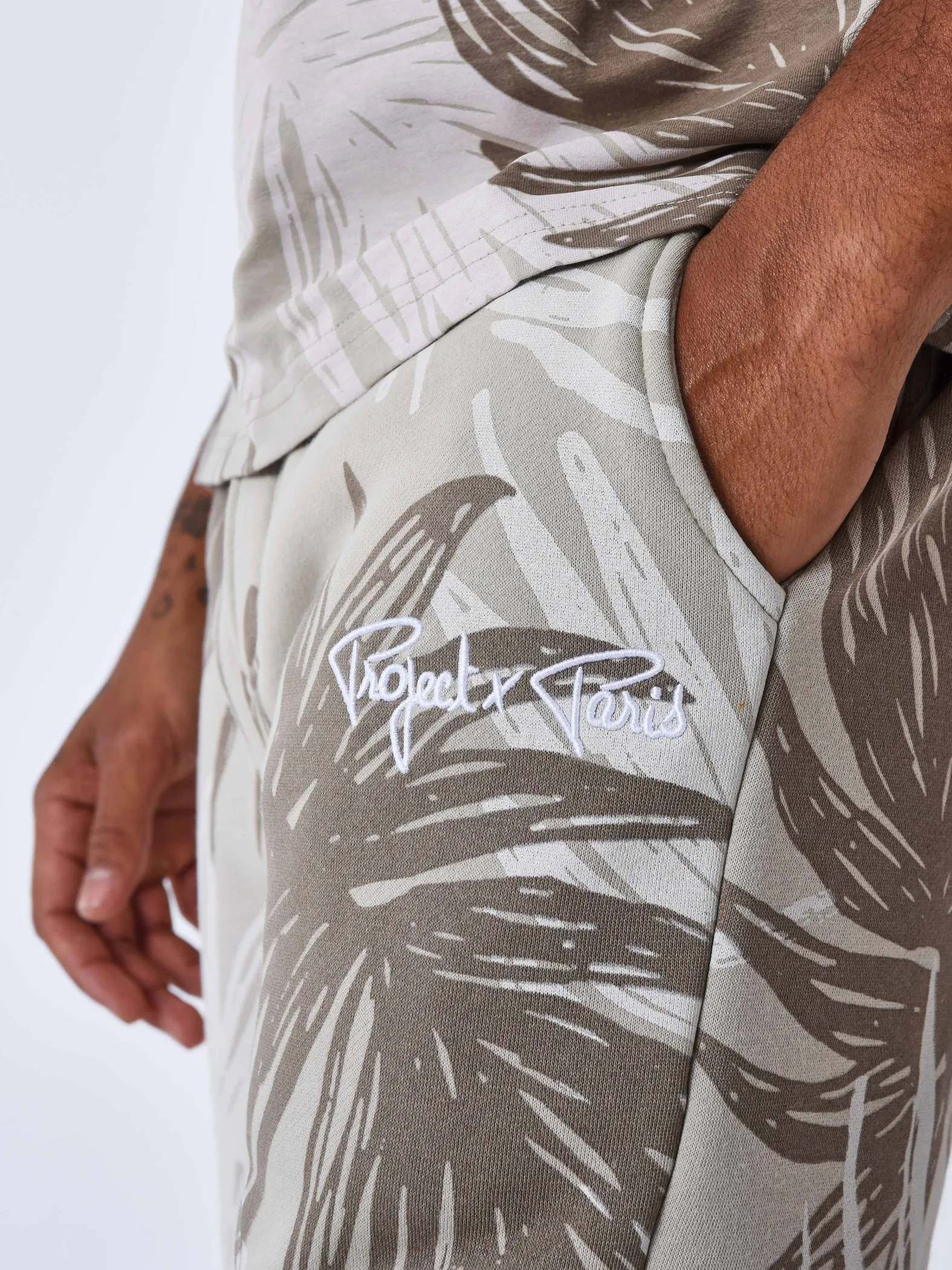 Pantalón de chándal con estampado integral de hojas de palmera