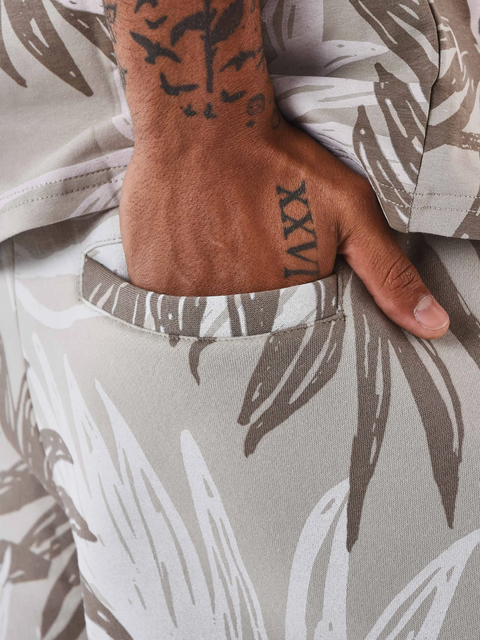 Pantalón de chándal con estampado integral de hojas de palmera