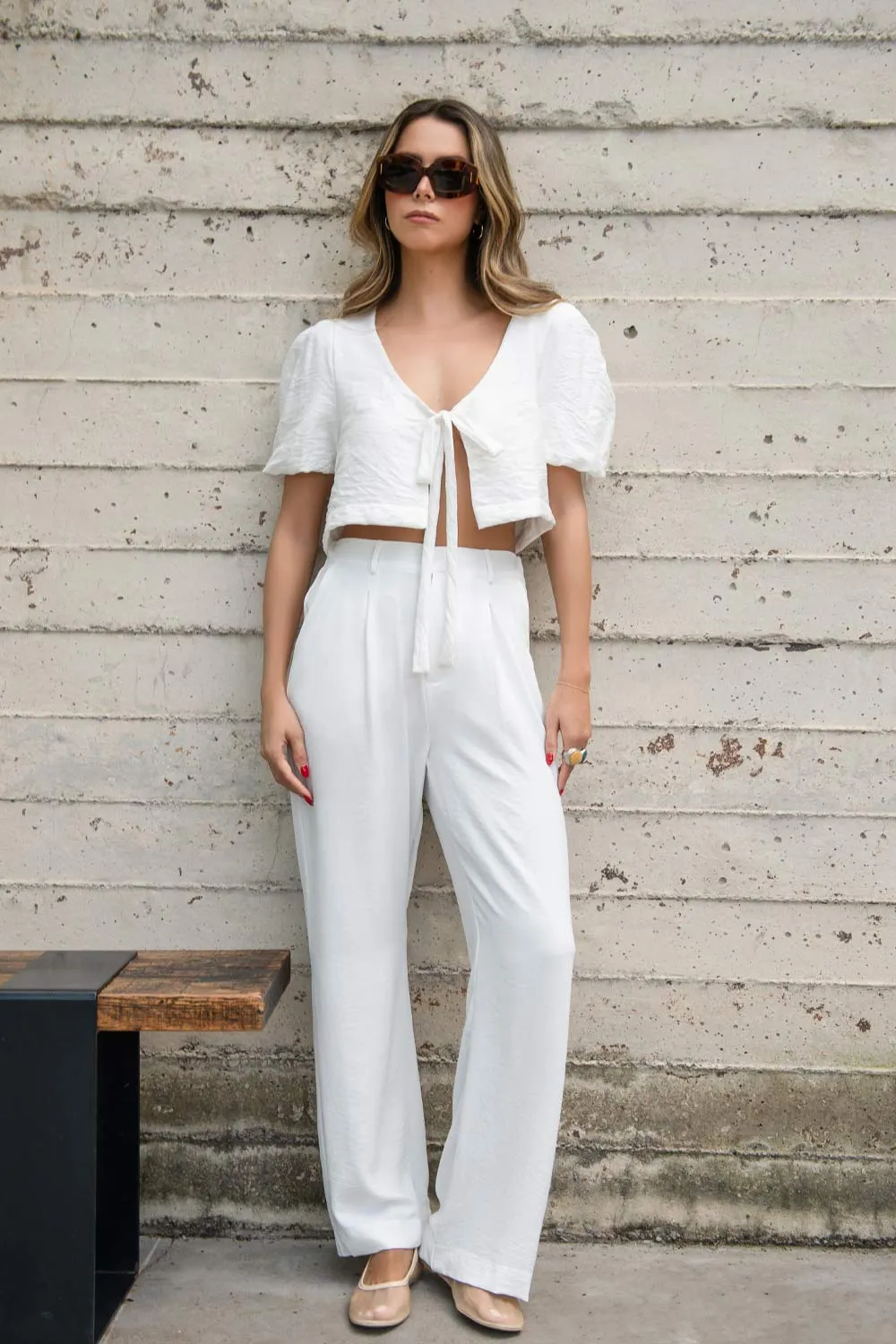 Pantalón fluido de fit wide leg con pinzas frontales