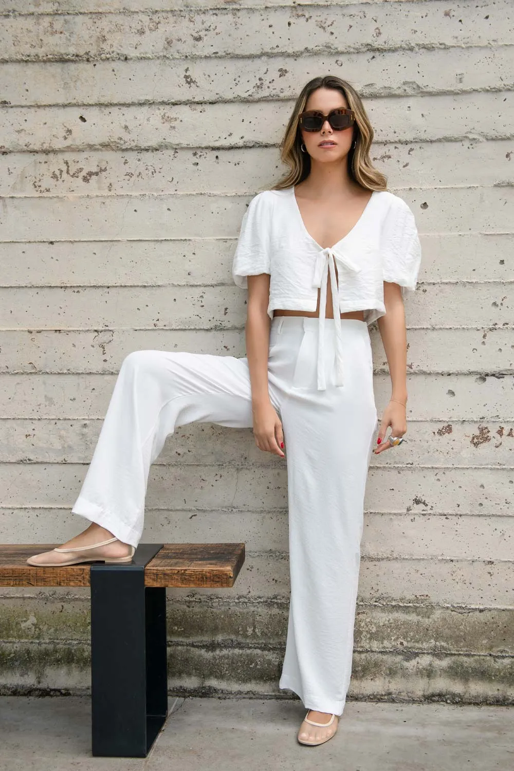 Pantalón fluido de fit wide leg con pinzas frontales
