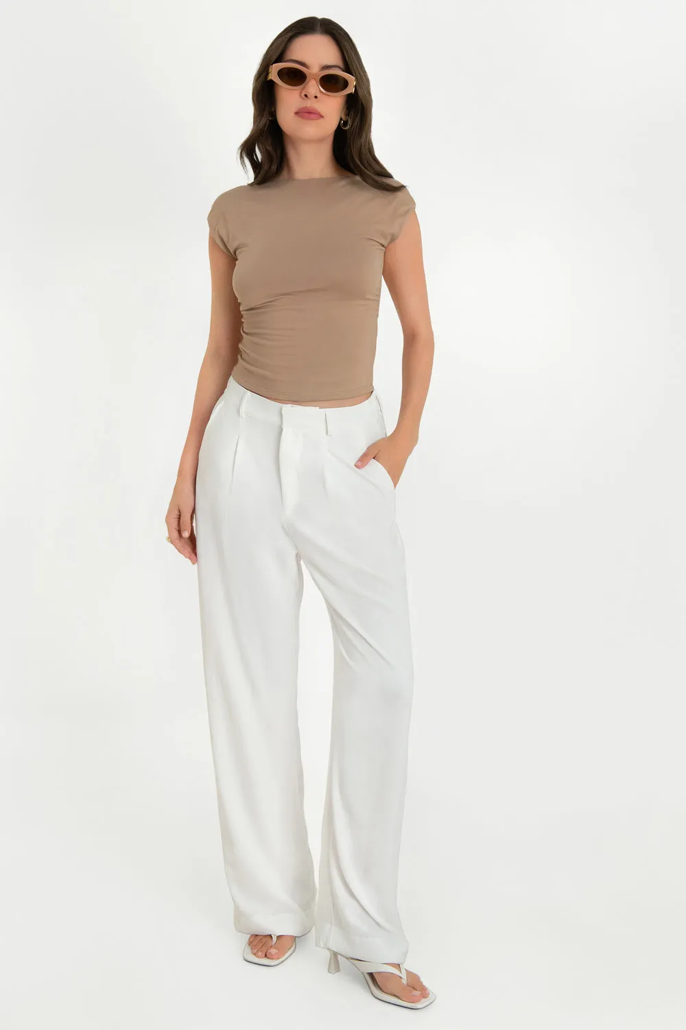 Pantalón fluido de fit wide leg con pinzas frontales
