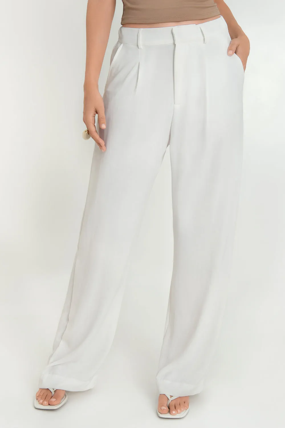 Pantalón fluido de fit wide leg con pinzas frontales