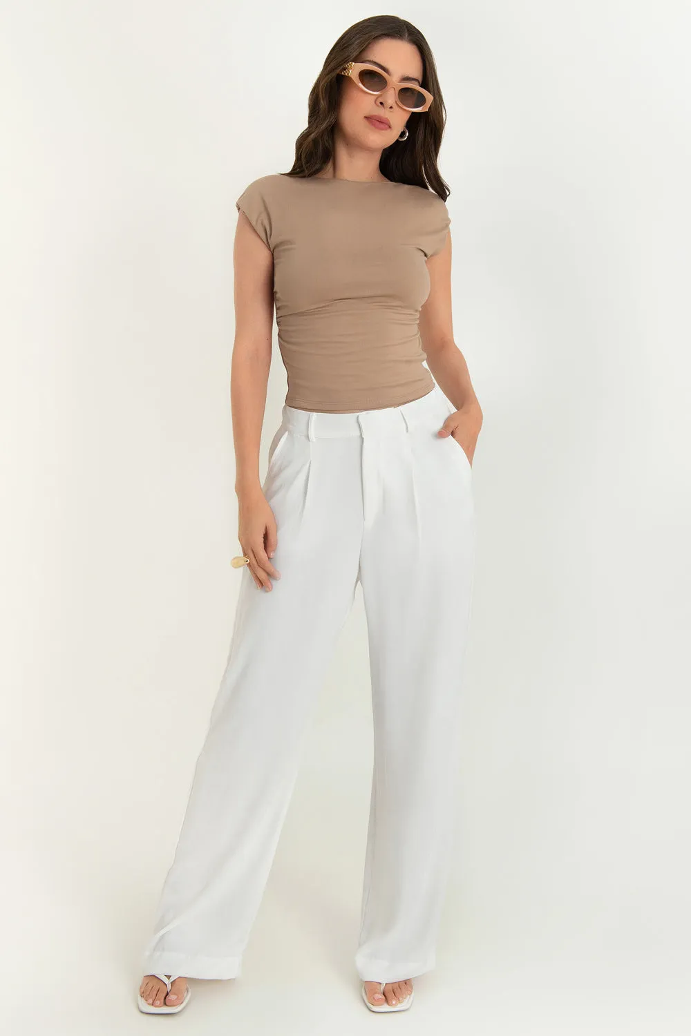 Pantalón fluido de fit wide leg con pinzas frontales