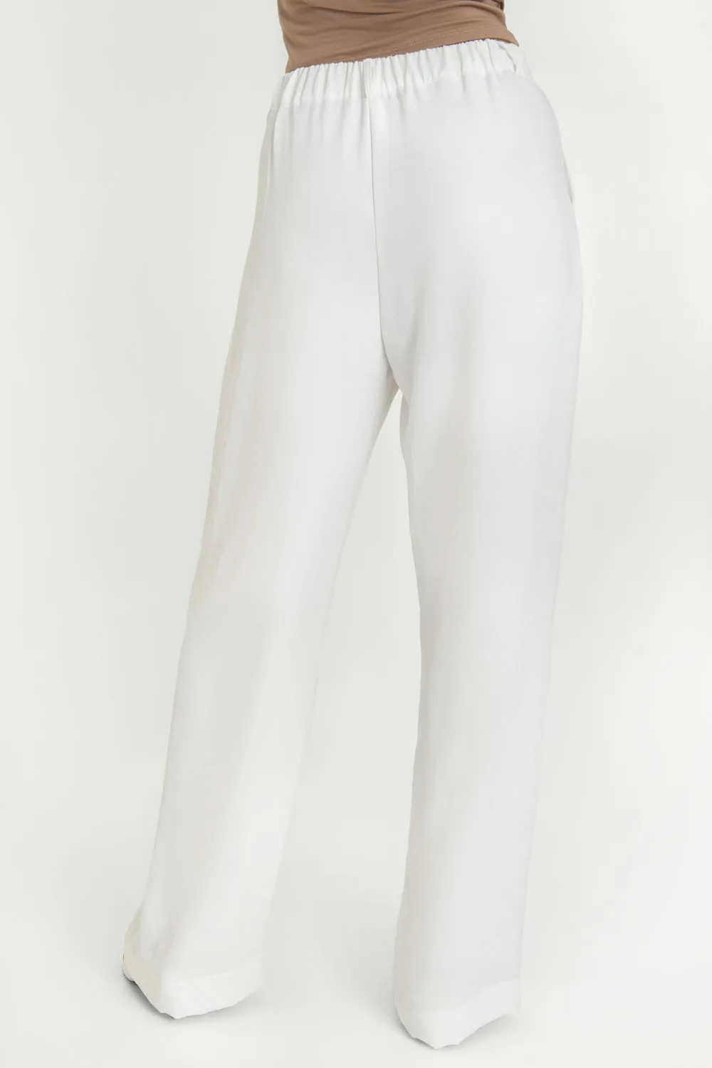 Pantalón fluido de fit wide leg con pinzas frontales