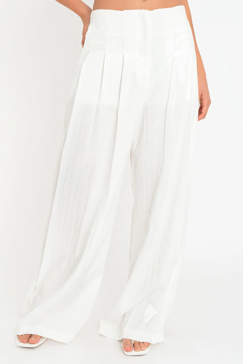 Pantalón wide leg con pinzas frontales cintura media