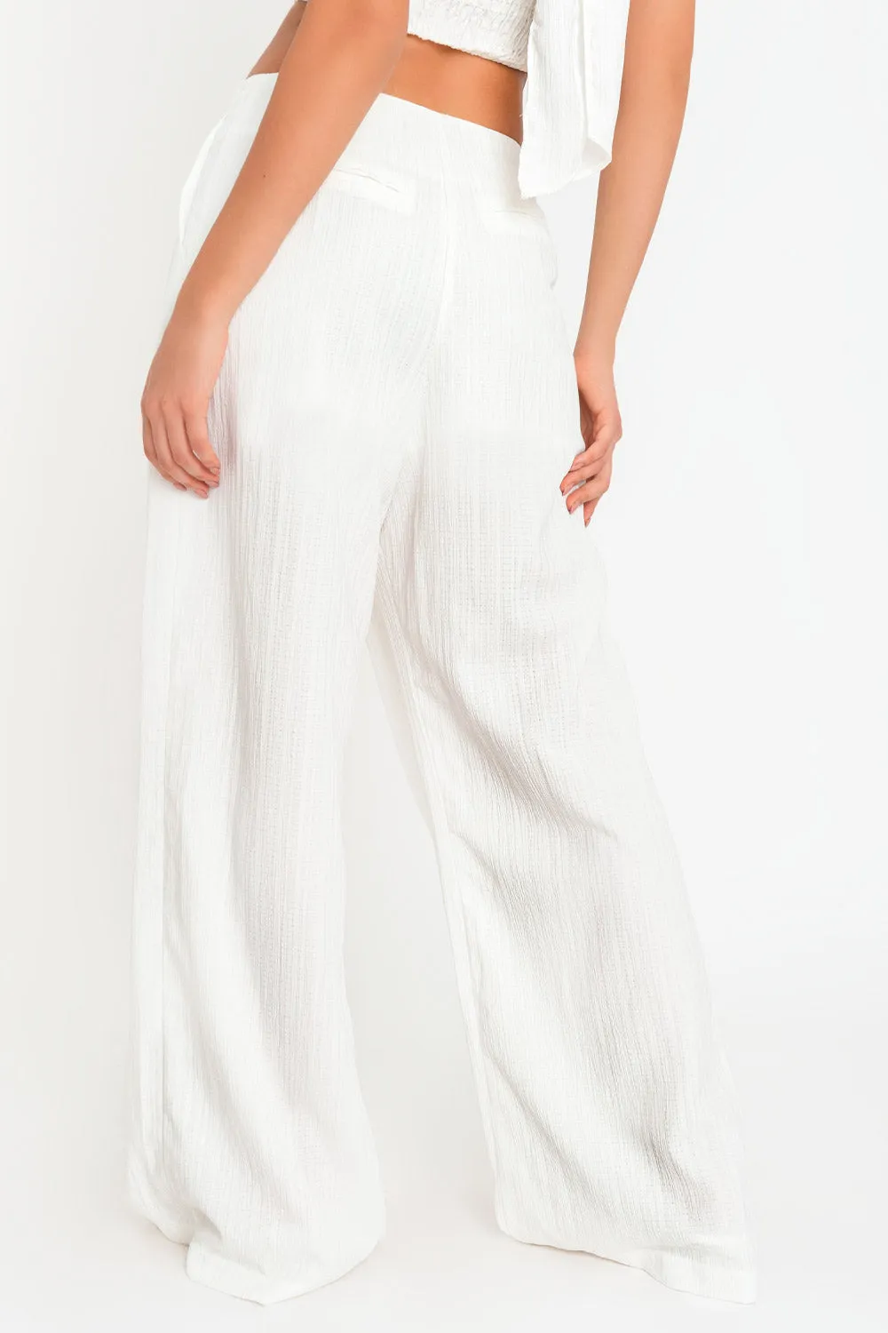 Pantalón wide leg con pinzas frontales cintura media