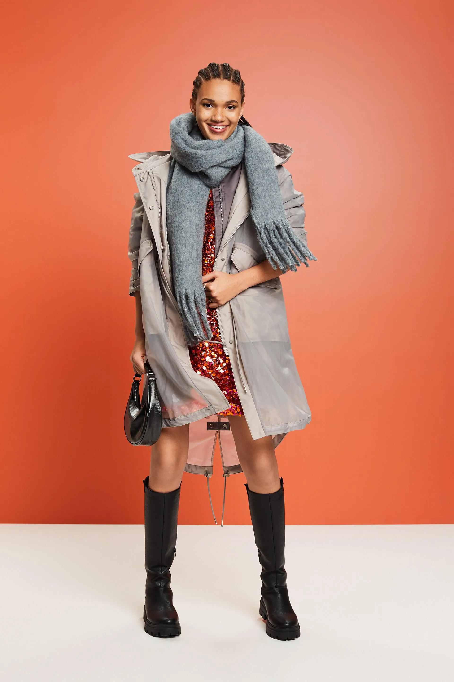Parka con capucha y forro semitransparentes con lentejuelas