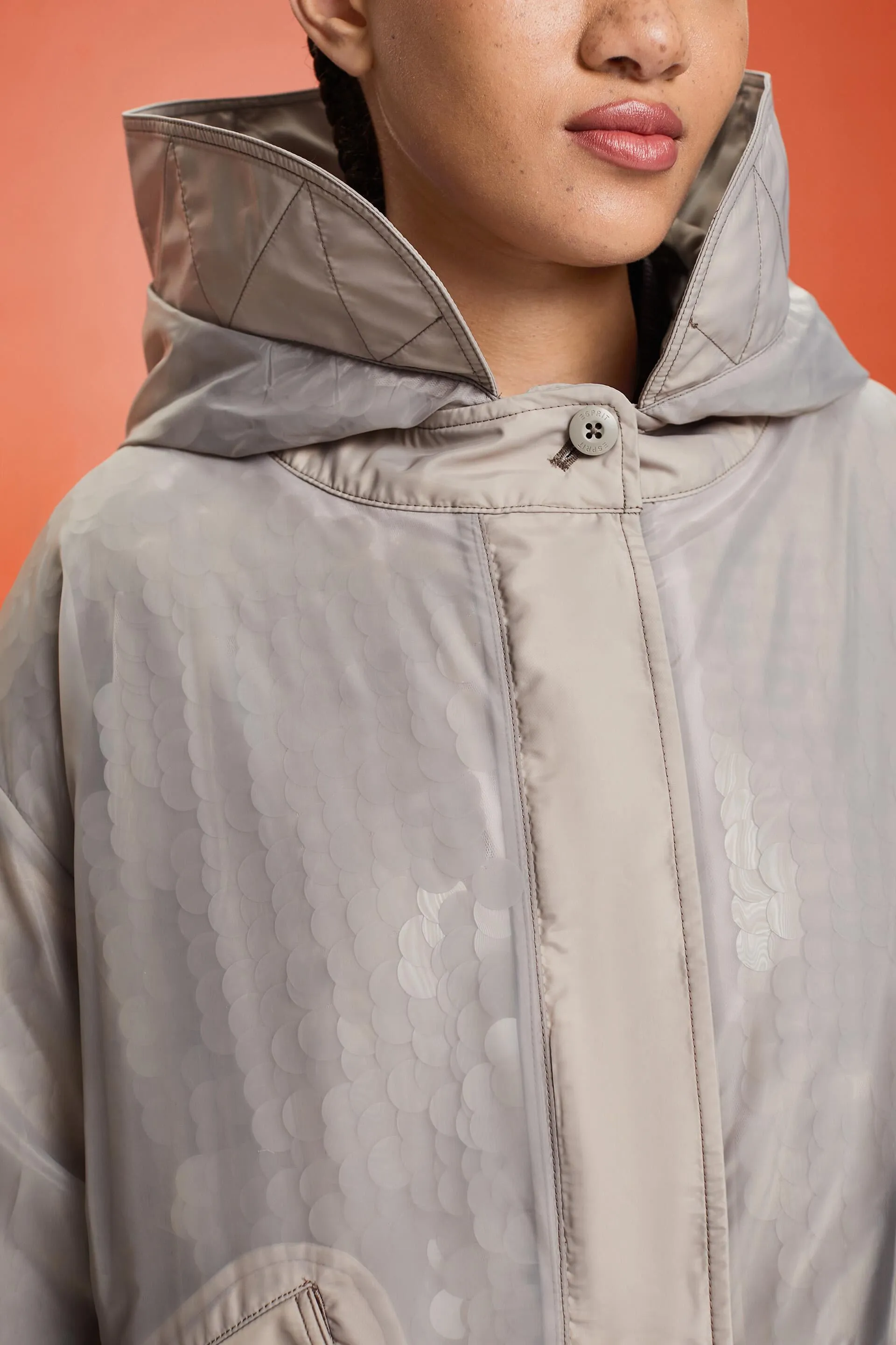 Parka con capucha y forro semitransparentes con lentejuelas