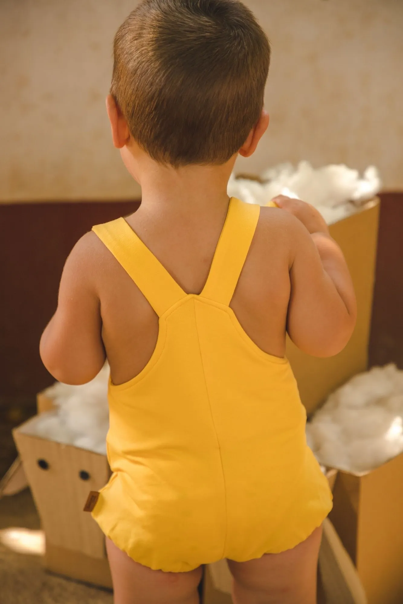 Peto para niño de algodón amarillo de cocote