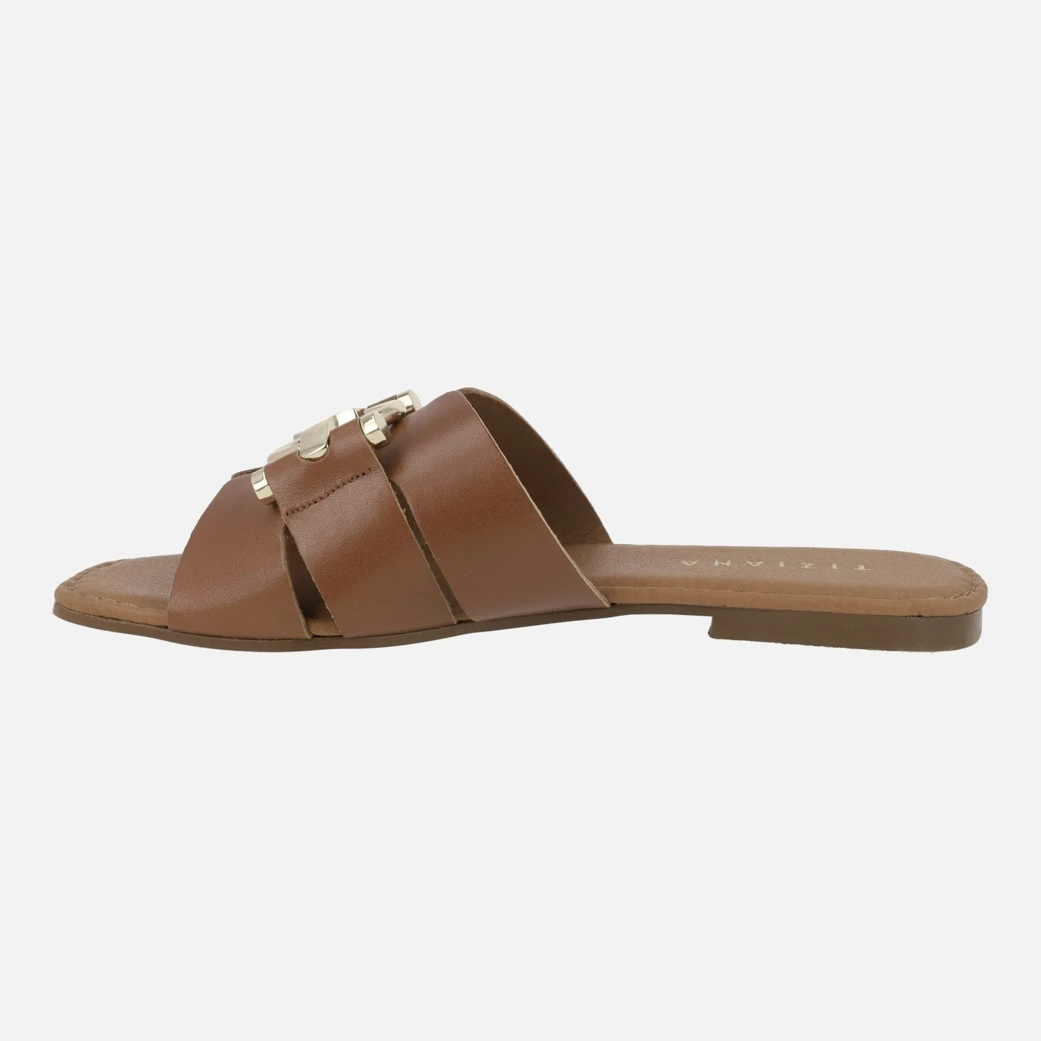 Sandalias planas de piel con adorno metálico dorado