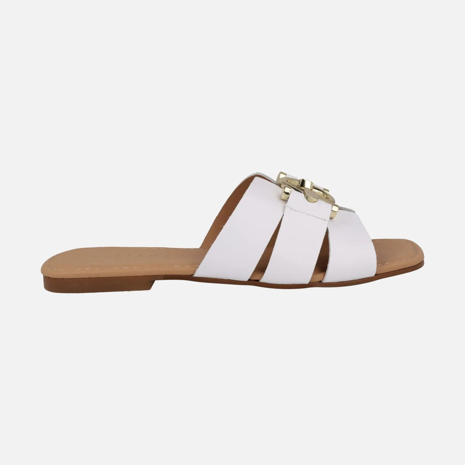 Sandalias planas de piel con adorno metálico dorado
