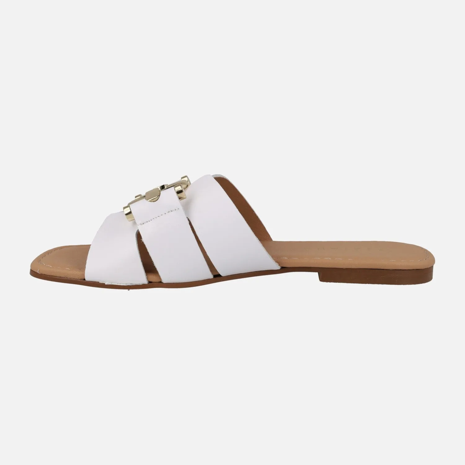 Sandalias planas de piel con adorno metálico dorado