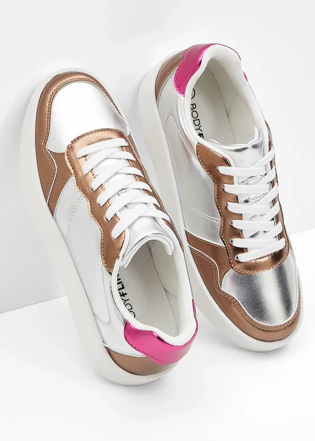 SNEAKERS BAJOS CON PLATAFORMA PLATACAFé CON HIELOROSA OSCURO