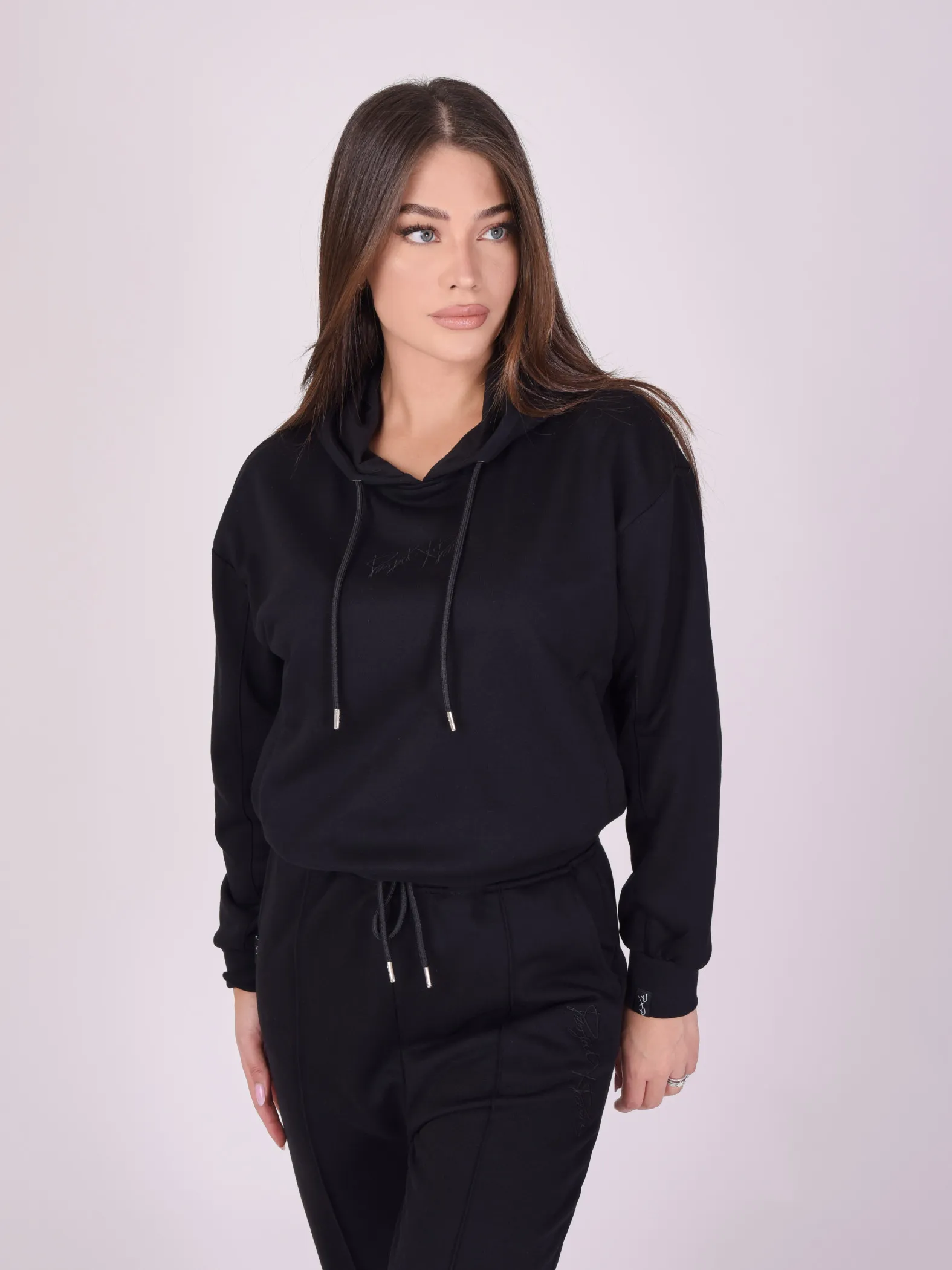 Sudadera con capucha bordada con logotipo tono sobre tono